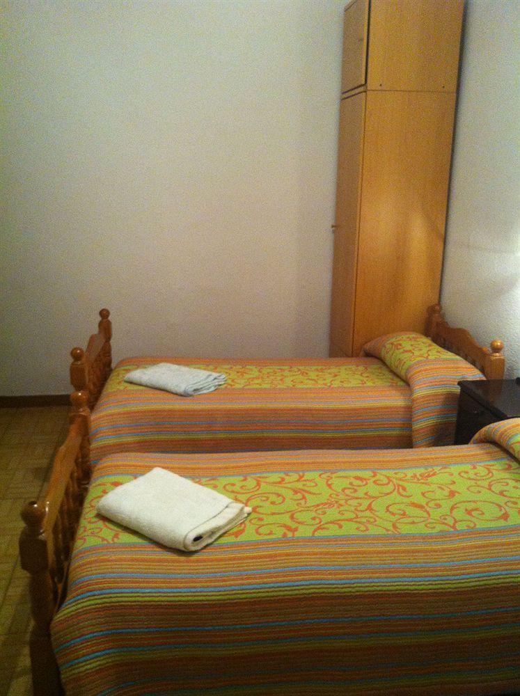 Hostal Murcia Madrid Bagian luar foto