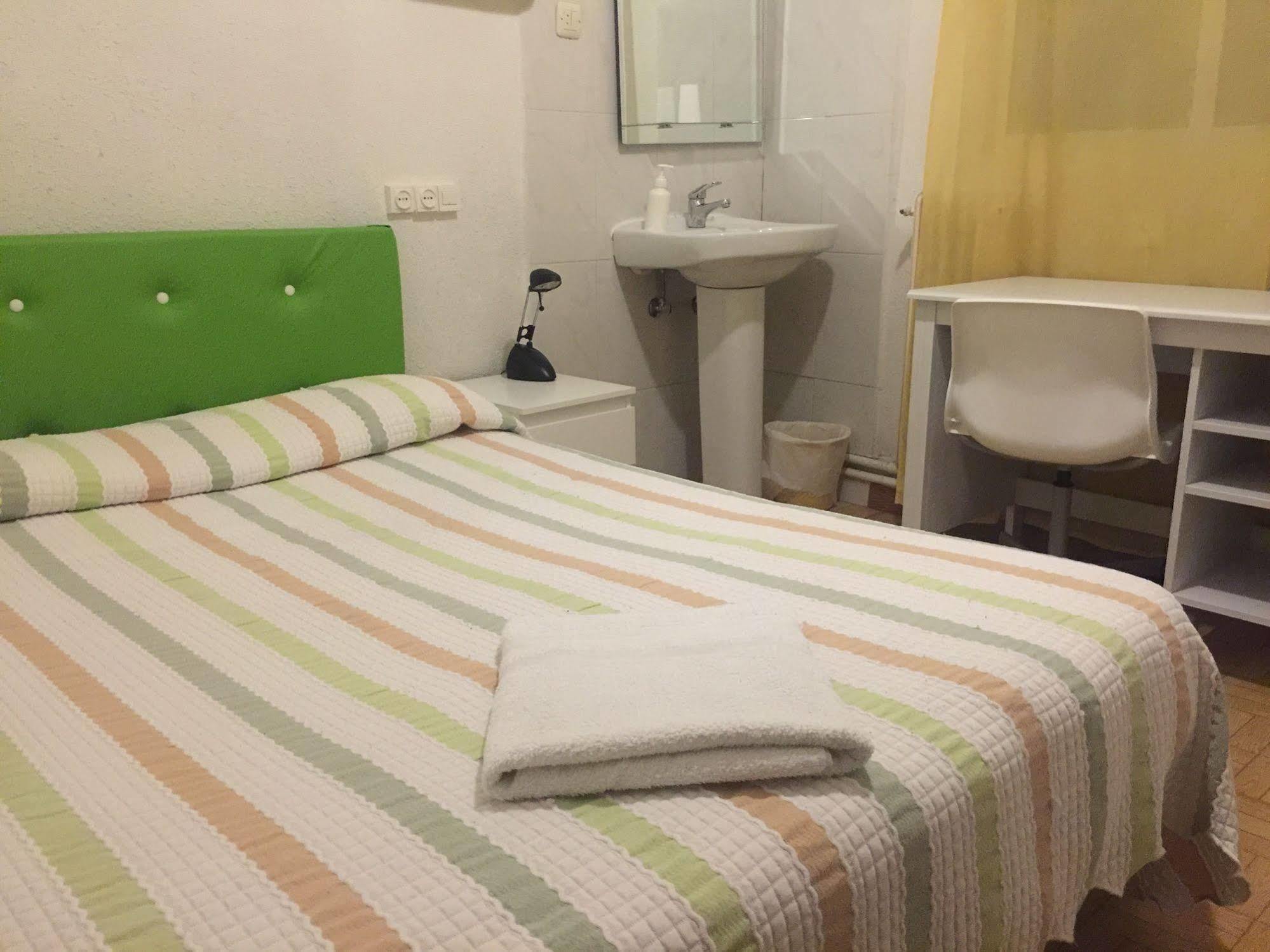 Hostal Murcia Madrid Bagian luar foto